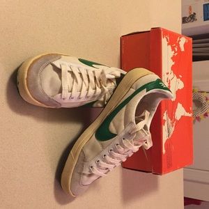 nike old tennis shoes